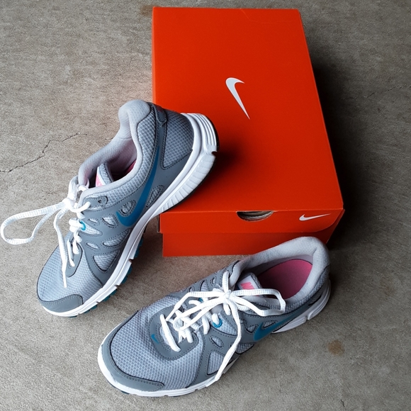 Nike Shoes - Nike Revolution 2